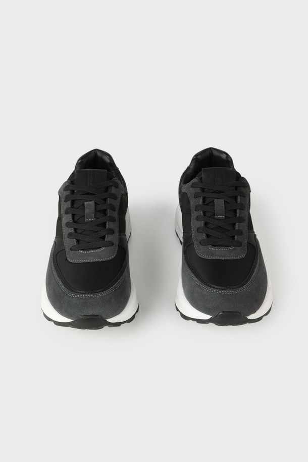 스웨이드 레더 스니커즈 M-QFO09는 남성을 위한 스니커즈로, 일상 및 캐주얼 스타일 모두에 적합합니다. 블랙 컬러의 라운드 앞코 디자인으로, 유연한 착용감과 고급스러운 스웨이드 가죽의 질감을 느낄 수 있습니다. 플랫 굽에 로고 패턴이 돋보이며 끈으로 여미는 방식입니다. 데이트룩, 쇼핑룩 등 다양한 TPO에, 캐주얼, 미니멀, 클래식 스타일을 연출하기 좋습니다. 견고한 고무 아웃솔과 세련된 디자인이 특징입니다.
