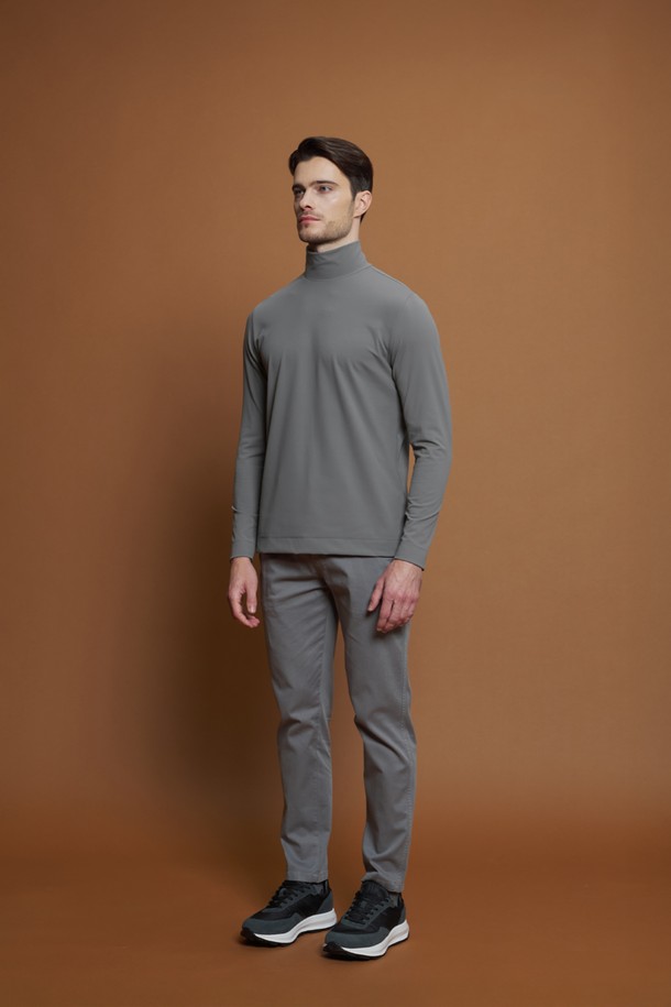 "드로우스트링 면혼방 트윌 팬츠 M-QCPT23"는 남성용 트윌 팬츠입니다. 부드러운 촉감의 면과 스판덱스 혼방 소재로 제작되어 편안한 착용감을 제공하며, 레귤러핏과 슬림핏 두 가지 핏으로 출시되었습니다. 그레이와 베이지 색상으로 구성되어 있어 다양한 상의와 매치하기 용이하며, 캐주얼한 스타일을 연출하기 좋습니다. 드로우스트링 허리 밴딩과 5포켓 디테일로 실용성을 더했으며, 여름, 간절기, 겨울까지 착용 가능한 활용도 높은 아이템입니다. 데이트룩, 겨울 데일리룩 등 다양한 TPO에 활용할 수 있으며, 캐주얼, 미니멀, 클래식 스타일을 즐기는 분들께 추천합니다.
