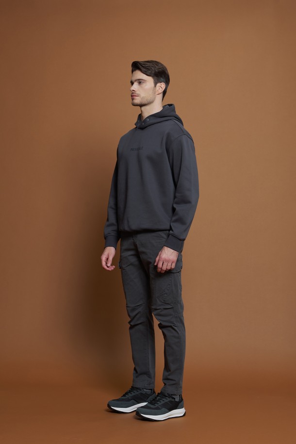 M-QCPT21 드로우스트링 카고 팬츠는 부드러운 촉감의 면과 스판덱스 혼방 소재로 제작되어 편안한 착용감을 선사합니다. 허리 드로우스트링으로 사이즈 조절이 가능하며, 워싱 처리된 차콜 그레이 컬러와 절개 디테일이 빈티지하면서도 캐주얼한 스타일을 연출합니다. 레귤러핏과 슬림핏 두 가지 핏으로 출시되어, 데일리룩은 물론 여행룩과 캠핑룩에도 활용하기 좋습니다. 간절기, 여름, 겨울까지 폭넓게 착용 가능하며, 미니멀, 워크웨어 스타일을 즐기는 분들께 추천합니다.
