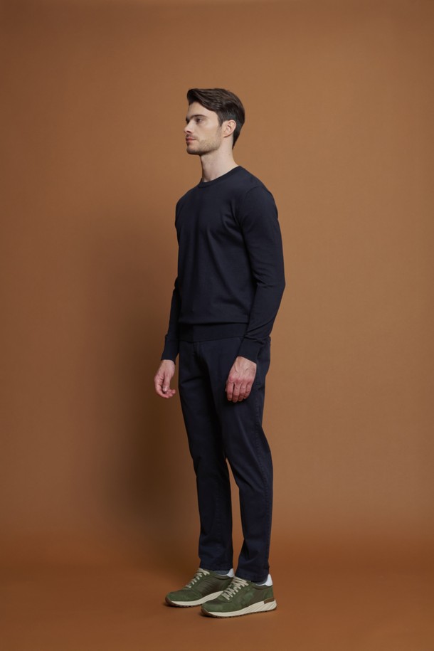 차분한 분위기의 "스트라이프 밴딩 팬츠 M-QCPT17"는 데일리 캐주얼룩을 위한 최적의 선택입니다. 부드러운 면과 스판 혼방 소재로 제작되어 편안한 착용감을 선사하며, 허리 밴딩과 드로우스트링으로 사이즈 조절이 용이합니다. 레귤러 슬림핏으로 제작되어 깔끔한 실루엣을 연출하며, 차콜과 네이비 두 가지 컬러로 만나보실 수 있습니다. 집콕룩, 산책룩 등 다양한 TPO에 활용하기 좋으며, 캐주얼, 미니멀, 클래식 스타일을 즐겨 입는 분들께 추천합니다.
