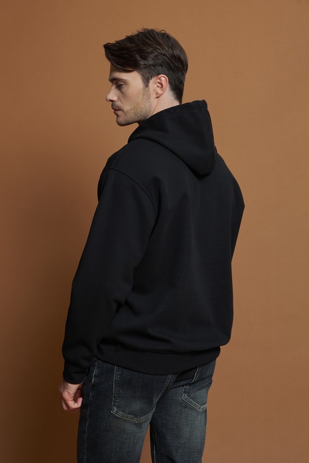 레귤러핏 로고 후드 티셔츠 M-QTEE51은 남성용 후드 티셔츠입니다. 부드러운 촉감의 면, 폴리에스터 혼방 소재로 제작되었으며, 간절기에 착용하기 좋습니다. 블랙 컬러에 가슴 로고 자수 디테일이 돋보이며, 캐주얼 및 베이직 스타일을 연출하기 용이합니다. 일상생활과 여행 시 편안하게 착용할 수 있으며, 후드 조임끈과 앞면 포켓으로 실용성을 더했습니다. 레귤러핏으로 편안한 착용감을 선사합니다.
