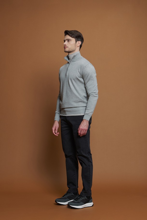 레귤러슬림핏 코튼 팬츠 M-QCPT50은 남성용 코튼 팬츠입니다. 차콜, 블랙, 그레이 베이지, 카키 4가지 색상으로 출시되어 데일리룩, 출근룩, 비즈니스 캐주얼 등 다양한 TPO에 활용하기 좋습니다. 면과 스판덱스 혼방 소재로 제작되어 사계절 내내 편안하게 착용 가능하며, 레귤러핏과 슬림핏의 중간인 레귤러슬림핏으로 제작되어 캐주얼, 미니멀, 클래식 스타일을 연출하기 좋습니다. 무지 디자인에 뒷면 로고 패치와 앞뒤 포켓 구성으로 실용성을 더했습니다. 신축성이 있어 활동성이 뛰어나며, 밴딩 없이 깔끔한 핏을 연출합니다.
