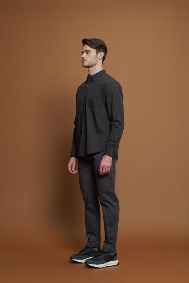 레귤러슬림핏 코튼 팬츠 M-QCPT50은 남성용 코튼 팬츠로, 차콜, 블랙, 그레이 베이지, 카키 등 4가지 다채로운 색상으로 출시되었습니다. 데일리룩은 물론 출근룩과 비즈니스 캐주얼에도 활용하기 좋은 베이직하고 캐주얼한 스타일의 긴 바지입니다. 면과 스판덱스 혼방 소재로 제작되어 부드러운 촉감과 신축성을 제공하며, 레귤러핏과 슬림핏을 함께 즐길 수 있습니다. 뒷면 로고 패치와 앞뒤 포켓 구성은 물론, 뒷주머니 봉제 제거가 가능하여 편안함과 실용성을 더했습니다.
