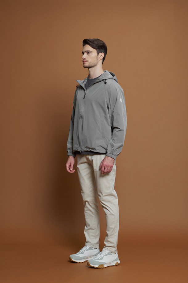 라이트 후드 윈드브레이커 M-QCJP63는 가볍고 부드러운 폴리에스터 소재의 윈드브레이커입니다. 간절기, 여름, 겨울까지 폭넓게 활용 가능하며, 캐주얼, 스포티, 미니멀한 스타일을 연출하기 좋습니다. 그레이 컬러의 무지 디자인으로 어떤 옷에도 쉽게 매치할 수 있으며, 레귤러핏과 슬림핏으로 다양한 핏을 제공합니다. 후드 디자인과 소매 로고 디테일, 후드 및 밑단 조임끈으로 포인트를 더했으며, 방수 기능과 경량성을 갖춰 여행룩, 산책룩, 겨울 데일리룩으로 활용하기 좋습니다. 얇은 두께감으로 가볍게 걸치기 좋고, 부드러운 촉감으로 편안하게 착용할 수 있습니다.
