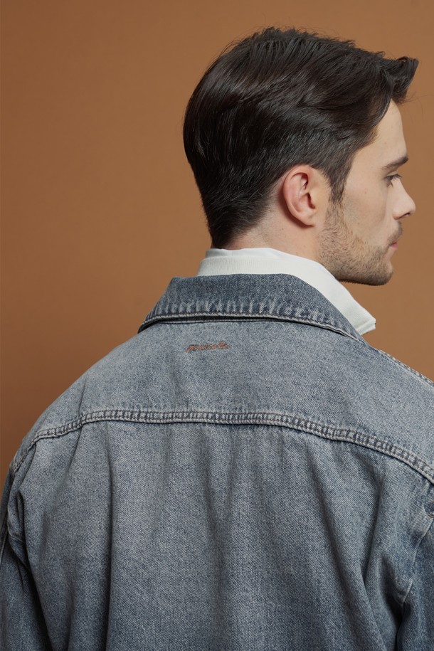 M-QCJP05 레귤러핏 워시드 데님 재킷은 캐주얼, 미니멀, 클래식 스타일을 추구하는 남성을 위한 아이템입니다. 부드러운 촉감의 면, 레이온, 스판 혼방 소재로 제작되었으며, 은은한 워싱 처리와 뒷면 자수 로고가 특징입니다. 간절기와 여름, 겨울까지 폭넓게 활용 가능하며, 데이트룩과 여행룩에 잘 어울립니다. 레귤러핏으로 편안하게 착용할 수 있으며, 사이드 포켓이 실용성을 더합니다. 집업 스타일로 간편하게 스타일 연출이 가능한 데님 재킷입니다.
