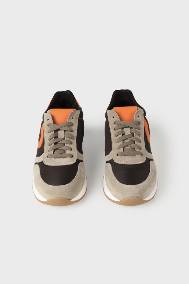 **나파 레더 스니커즈 F-QFO07**은 남성용 스니커즈로, 브라운 컬러와 라운드 앞코 디자인이 특징입니다. 스웨이드, 나파가죽, 캔버스를 주요 소재로 사용하여 고급스러움과 편안함을 모두 갖췄습니다. 굽 높이는 3.5cm이며, 컬러 블록 패턴과 레이스업 스타일, 로우탑 디자인으로 클래식, 캐주얼, 미니멀 스타일을 연출하기 좋습니다. 앞코와 뒷축에 스웨이드 소재를 사용하고, 견고한 고무 아웃솔과 뛰어난 착용감을 제공하며, 로고 디테일로 포인트를 더했습니다. 데이트룩, 카페룩에 잘 어울리는 아이템입니다.
