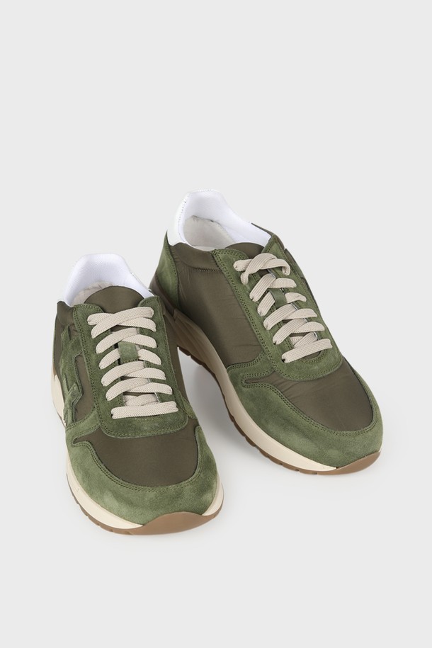 스웨이드 레더 스니커즈 F-QFO05는 남성용 스니커즈로, 카키 색상으로 출시되었습니다. 봄, 여름, 가을에 착용하기 좋으며, 라운드 앞코 디자인에 3.5cm 플랫 굽을 적용하여 편안한 착용감을 제공합니다. 고급스러운 스웨이드 가죽과 캔버스 소재의 조화가 돋보이며, 안감은 나파 가죽으로 마감하여 부드러운 착용감을 선사합니다. 로고 패턴과 끈형 신발 여밈, 로우탑 디자인으로 캐주얼, 클래식, 미니멀 스타일을 연출할 수 있으며, 데일리 아이템으로 활용하기 좋습니다.
