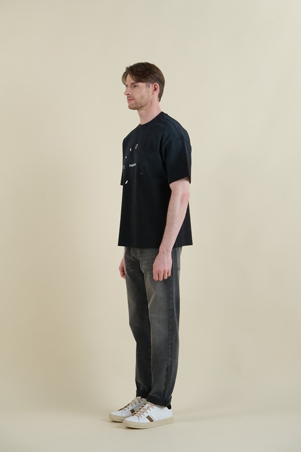 빈티지 워싱 데님 팬츠 M-QJEAN06는 남성용 데님 팬츠입니다. 그레이 컬러에 빈티지하고 캐주얼한 스타일을 더했으며, 여름, 간절기, 겨울까지 폭넓게 활용할 수 있습니다. 면, 폴리에스테르, 비스코스, 스판 혼방 소재로 제작되어 부드러운 촉감과 편안한 착용감을 제공합니다. 레귤러 슬림핏으로 제작되었으며, 5포켓 디자인에 밑단 디스트레스드 처리로 포인트를 더했습니다. 스트레치성이 뛰어나 활동성이 좋고, 캐주얼, 미니멀 스타일을 즐겨 입는 분들께 추천합니다.
