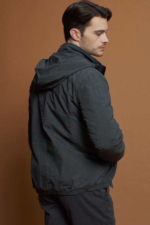 워시드 코튼 후드 점퍼 M-GCJP68는 남성용 후드 점퍼입니다. 부드러운 촉감의 면, 폴리에스테르 혼방 소재로 제작되었으며, 겨울과 간절기에 착용하기 좋습니다. 캐주얼하고 베이직한 스타일의 무지 디자인으로, 일상 및 산책, 집콕 시 편안하게 활용할 수 있습니다. 얇은 두께에 퀼팅 안감, 후드 일체형으로 보온성을 높였으며, 립 디테일로 포인트를 더했습니다. 레귤러핏의 집업 스타일로 간편하게 착용할 수 있습니다.
