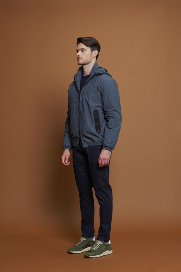 워시드 코튼 후드 점퍼 M-GCJP68은 부드러운 촉감의 면 소재로 제작되어 쾌적한 착용감을 선사합니다. 캐주얼하고 베이직한 스타일로, 봄, 가을, 겨울 간절기에 활용하기 좋으며, 일상, 산책, 여행 등 다양한 TPO에 매칭하기 좋습니다. 후드 일체형 디자인에 밑단과 소매단 밴딩 처리로 편안한 착용감을 제공하며, 가벼운 무게감과 뛰어난 내구성을 자랑합니다. 레귤러핏으로 제작되었으며, 지퍼 여밈 방식과 긴 소매 기장으로 실용성을 더했습니다. 무지 디자인의 블루 컬러 점퍼로 미니멀한 스타일을 연출해보세요.
