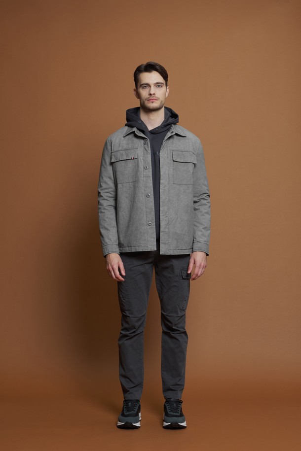 워시드 코튼 점퍼 M-GCJP67는 남성용 점퍼로, 부드러운 촉감의 면과 폴리에스터 혼방 소재로 제작되었습니다. 클래식 스타일에 무지 패턴의 그레이 컬러로, 간절기, 여름, 겨울까지 착용 가능합니다. 레귤러핏과 슬림핏 두 가지로 출시되어, 취향에 맞게 선택할 수 있으며, 단정한 카라와 가슴 플랩 포켓, 측면 포켓, 빈티지한 워싱 텍스처 등의 특징을 갖추었습니다. 출근룩, 비즈니스 캐주얼, 겨울 데일리룩 등 다양한 TPO에 맞춰 클래식, 미니멀, 워크웨어 스타일을 연출할 수 있습니다.
