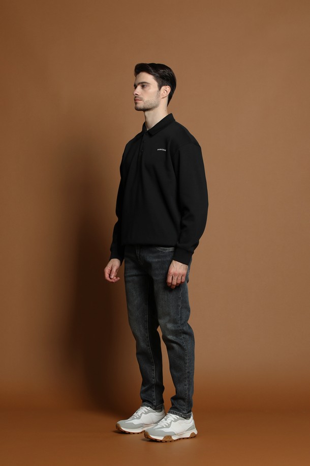 따뜻한 기모 안감으로 포근함을 더한 기모 워시드 데님 팬츠 M-GJEAN79입니다. 부드러운 촉감과 레귤러 슬림핏으로 편안한 착용감을 선사하며, 캐주얼하고 미니멀한 스타일을 연출하기 좋습니다. 여름, 간절기, 겨울철에도 활용 가능한 긴바지로, 데일리룩과 겨울철 스타일에 적합합니다. 은은한 워싱과 디스트레스드 디테일이 돋보이며, 5포켓 디자인과 뒷면 가죽 패치로 포인트를 더했습니다. 신축성 있는 면, 폴리에스터, 스판 혼방 소재로 활동성을 높였습니다.
