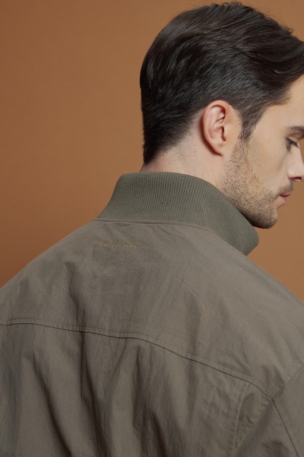 하이넥 보머 재킷 M-QCJP62는 간절기에 활용하기 좋은 캐주얼 스타일의 보머 재킷입니다. 부드러운 면과 폴리에스터 혼방 소재로 제작되어 편안한 착용감을 선사하며, 얇은 두께감으로 봄, 가을 시즌에 적합합니다. 카키 컬러에 레귤러핏으로 제작되었으며, 골지 마감, 하이넥 디자인, 뒷면 로고 자수 디테일이 특징입니다. 또한, 집업 여밈 방식과 사이드 포켓, 자석 여밈 포켓으로 실용성을 더했습니다. 일상에서 편안하게 착용할 수 있는 미니멀한 디자인의 아우터입니다.
