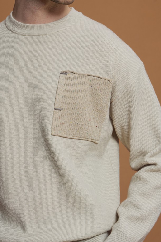 **울혼방 배색 포켓 니트 M-QNIT56**은 간절기에 활용하기 좋은 남성용 니트/스웨터입니다. 부드러운 촉감과 중간 두께감으로 편안하게 착용 가능하며, 데일리룩 또는 이너로 활용하기 좋습니다. 베이직하고 캐주얼한 스타일로, 동네 마실룩이나 카페룩에 잘 어울립니다. 레귤러핏에 레귤러 기장이며, 크루넥 디자인과 긴소매로 제작되었습니다. 무지 패턴에 배색 디테일과 포켓으로 포인트를 더한, 캐주얼하면서도 미니멀한 스타일의 니트입니다.
