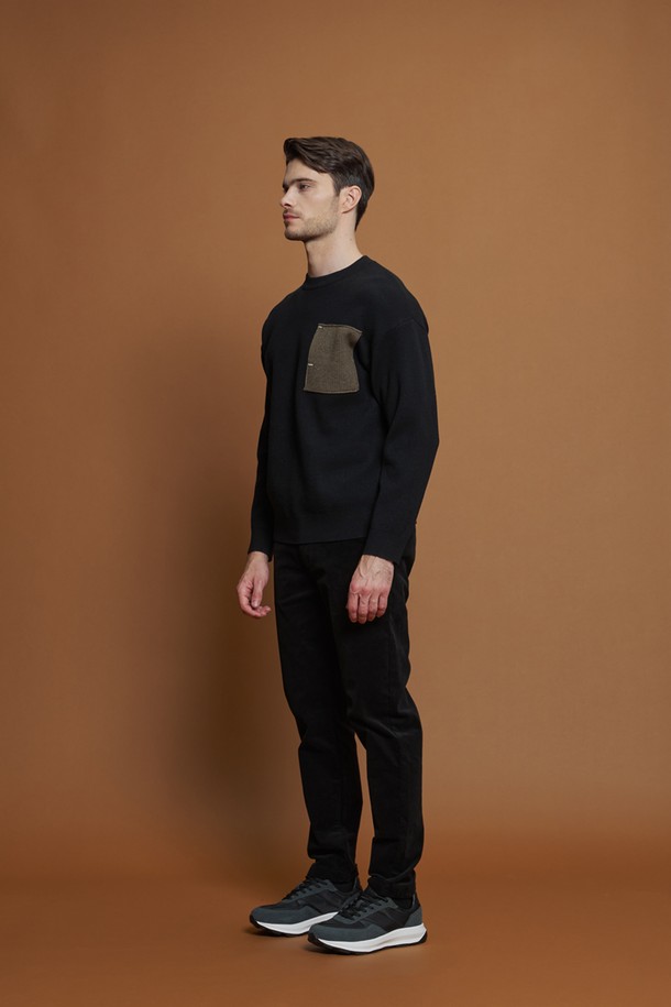 울 혼방 배색 포켓 니트 M-QNIT56은 간절기에 활용하기 좋은 남성용 니트입니다. 블랙과 베이지 두 가지 컬러로 출시되었으며, 데일리룩과 이너로 모두 활용하기 좋습니다. 레귤러 핏에 크루넥 디자인으로 제작되었으며, 부드러운 촉감과 탄탄한 내구성을 자랑합니다. 폴리에스터, 아크릴, 나일론, 리오셀, 울 혼방 소재로 제작되었으며, 포켓 배색 디테일과 골지 마감, 잔잔한 색점 디테일이 특징입니다. 캐주얼, 미니멀, 클래식 스타일을 선호하는 분들께 카페룩, 데이트룩으로 추천합니다.
