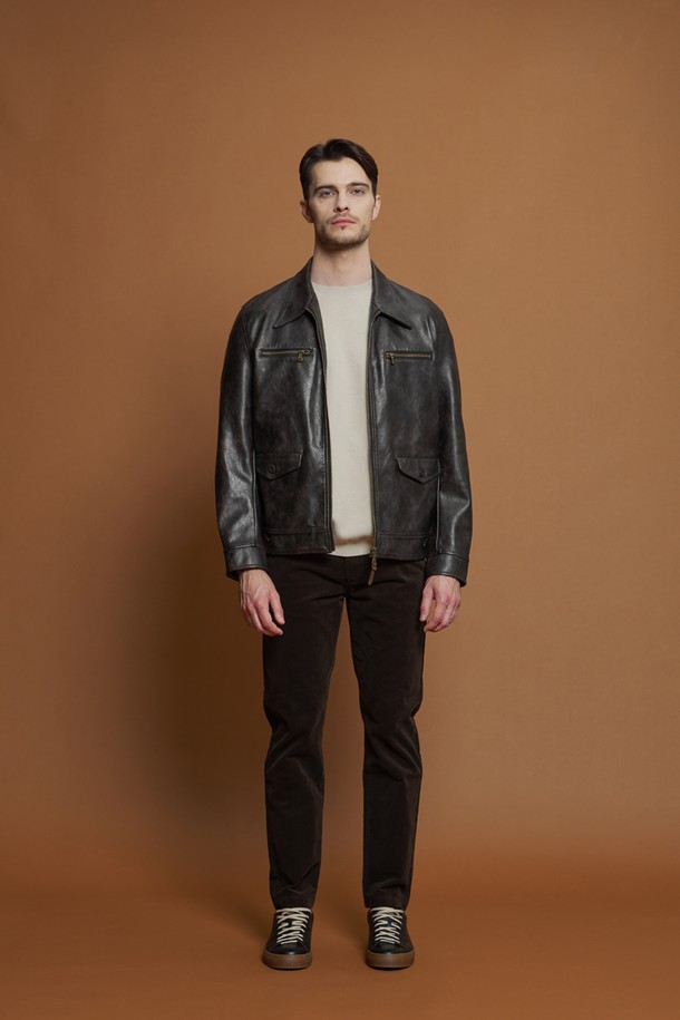 피유 레더 트러커 재킷 M-QPJP51은 캐주얼한 스타일을 추구하는 고객을 위한 간절기와 겨울철 필수 아이템입니다. 브라운 컬러의 무지 디자인으로 어떤 스타일에도 쉽게 매치할 수 있으며, 일상생활에서 편안하게 착용 가능합니다. 레귤러 핏의 긴 소매 재킷으로, 지퍼와 버튼으로 여밈 방식을 선택할 수 있습니다. 부드러운 촉감의 폴리에스터, 폴리우레탄, 인조가죽 혼방 소재에 기모 안감을 더해 보온성을 높였습니다. 가슴 지퍼 포켓, 플랩 포켓, 소매 버튼, 밑단 버클 디테일 등 다양한 특징이 돋보이며, 데이트룩과 겨울 데일리룩에 활용하기 좋습니다.
