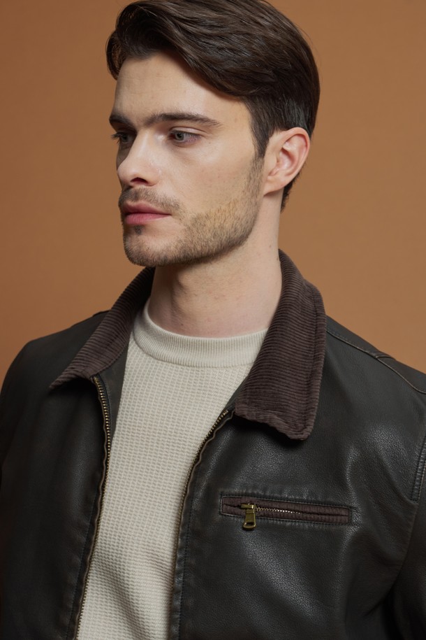 피유 레더 빈티지 점퍼 M-QPJP50은 남성용 아우터 점퍼입니다. 브라운 컬러의 무지 디자인으로, 봄, 가을에 착용하기 좋은 두꺼운 두께감의 제품입니다. 코듀로이 카라 디테일과 사이드 포켓, 플리스 안감으로 빈티지하면서도 캐주얼한 스타일을 연출합니다. 슬림핏으로 제작되었으며, 부드러운 촉감의 폴리에스테르와 폴리우레탄 혼방 소재를 사용하여 편안함을 제공합니다. 집업 스타일의 긴소매 점퍼로, 가을 나들이룩이나 겨울 데일리룩에 활용하기 좋습니다.
