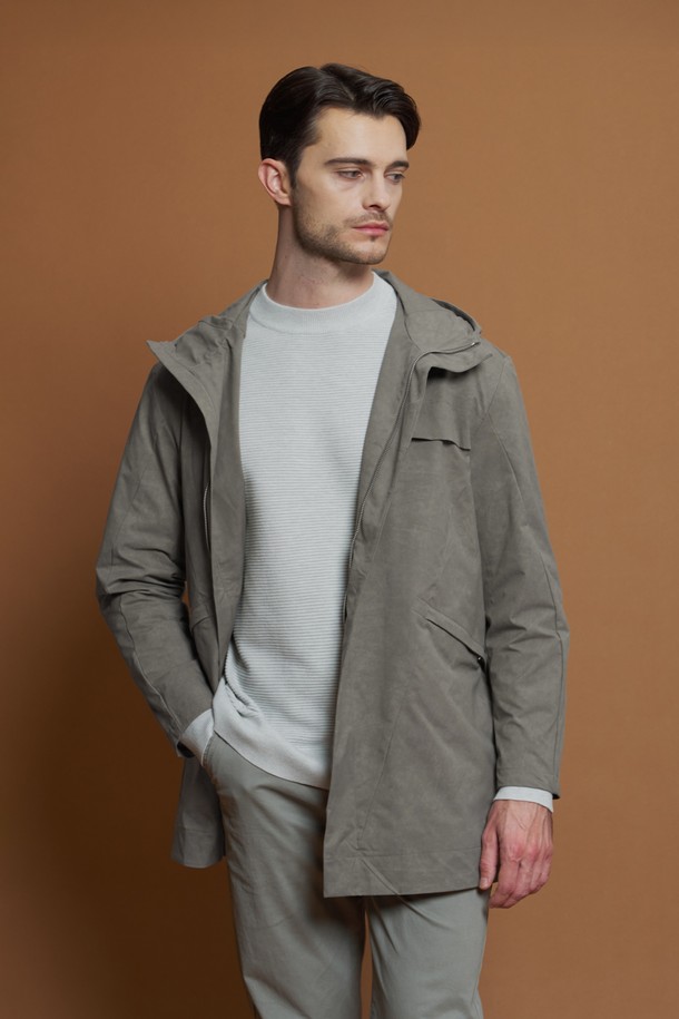 **절개라인 후드 점퍼 M-QCJP56**은 남성용 간절기 점퍼입니다. 캐주얼하고 세련된 스타일을 연출하며, 산책룩이나 가을 나들이룩에 적합합니다. 가볍고 부드러운 폴리에스터 소재로 제작되었으며, 얇은 두께감으로 편안한 착용감을 제공합니다. 사선 절개 패턴이 돋보이는 레귤러핏 후드 점퍼로, 지퍼 여밈 방식과 긴 소매 기장으로 디자인되었습니다. 미니멀하고 시티보이 스타일을 선호하는 분들께 추천합니다.
