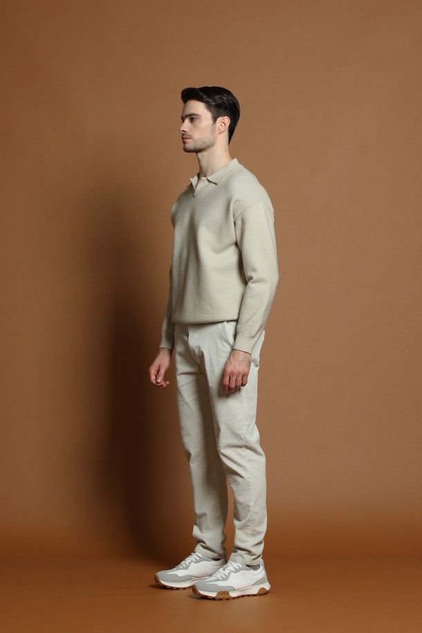 따뜻하고 부드러운 울 혼방 소재의 남성 오픈 카라 니트입니다. 가을과 겨울에 입기 좋은 두께감으로, 베이직하고 미니멀한 스타일을 연출합니다. 레귤러 핏과 긴 소매 기장으로 편안한 착용감을 선사하며, 출근룩과 데이트룩에 모두 잘 어울립니다. 무지 디자인에 오픈 카라 디테일로 클래식하면서도 캐주얼한 분위기를 더했습니다.
