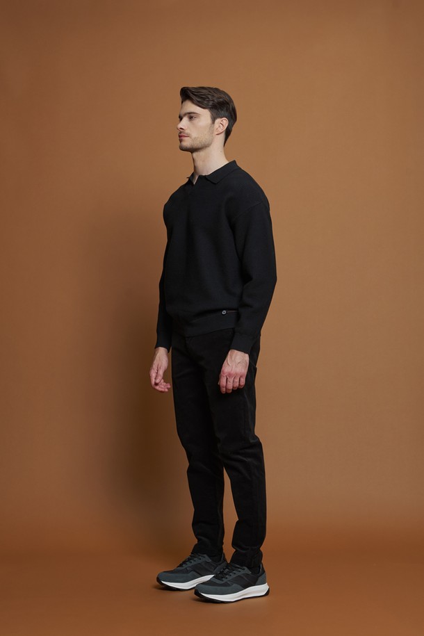 "울혼방 오픈 카라 니트 M-QNIT57"은 남성용 상의로, 간절기에 활용하기 좋은 캐주얼 스타일의 니트입니다. 블루 베이지 컬러의 와플 패턴으로 디자인되었으며, 부드러운 촉감이 특징입니다. 레귤러핏에 오픈 카라, 긴소매 기장으로 제작되었으며, 립 마감 처리와 카라 장식용 버튼 디테일이 돋보입니다. 데이트룩, 카페룩, 캐주얼, 클래식, 미니멀 스타일을 모두 아우르며, 데님 팬츠와 함께 코디하면 멋스러운 룩을 연출할 수 있습니다. 폴리에스테르, 아크릴, 나일론, 울 혼방 소재로 제작되어 편안함과 스타일을 동시에 잡았습니다.
