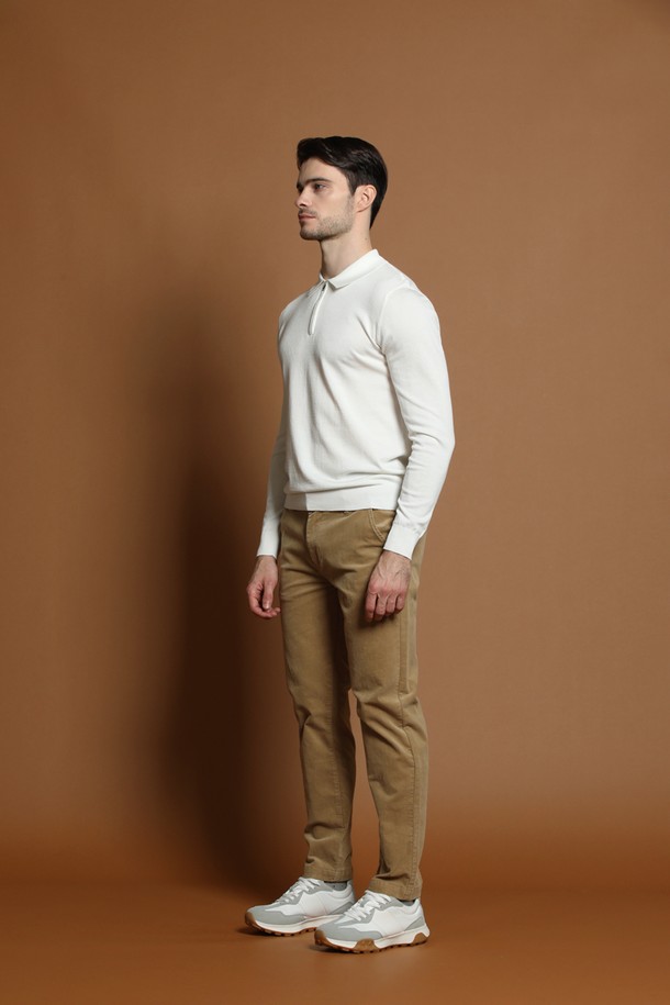 베이직한 디자인과 부드러운 촉감이 돋보이는 남성용 레귤러핏 세골 코듀로이 팬츠입니다. 가을과 겨울에 따뜻하게 입을 수 있도록 두꺼운 두께감의 코듀로이 소재로 제작되었습니다. 무지 디자인으로 어떤 상의와도 쉽게 매치하여 캐주얼, 클래식, 미니멀 스타일을 연출할 수 있습니다. 출근룩과 데이트룩에 모두 활용하기 좋은 실용적인 아이템입니다. 세골 코듀로이 원단으로 제작되어 고급스러운 느낌을 더했습니다.
