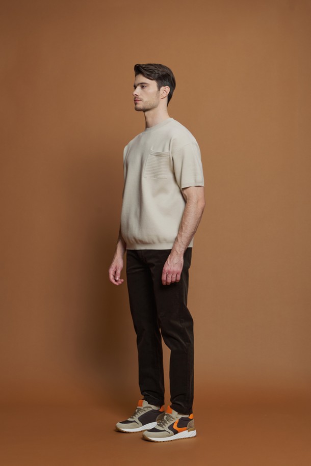 **레귤러핏 세골 코듀로이 팬츠 M-QCPT52**

가을, 겨울 시즌에 어울리는 남성용 레귤러핏 세골 코듀로이 팬츠입니다. 라이트그레이, 차콜, 브라운, 베이지 4가지 색상으로 출시되어 다양한 겨울 데일리룩을 연출할 수 있습니다. 면과 스판덱스 혼방 소재로 제작되어 부드러운 촉감과 편안한 착용감을 선사하며, 캐주얼, 클래식, 미니멀 스타일 모두 소화 가능합니다. 앞뒤 포켓 구성에 뒷주머니 봉제 제거가 가능하여 활용도를 높였습니다. 두꺼운 두께감으로 따뜻하게 착용할 수 있는 긴바지입니다.
