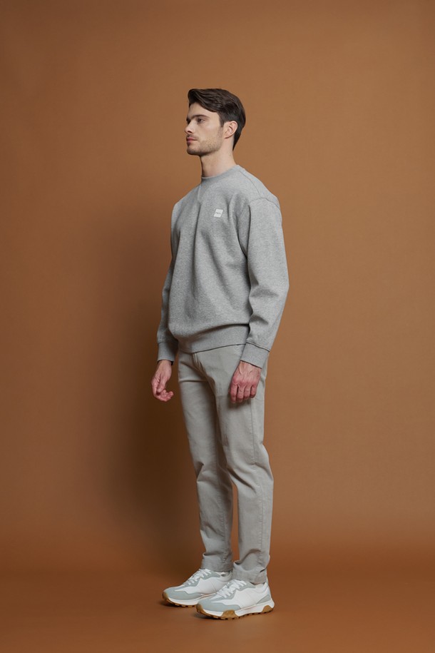 **레귤러핏 세골 코듀로이 팬츠 M-QCPT52**는 부드러운 촉감의 면과 스판덱스 혼방 소재로 제작되어 편안한 착용감을 제공합니다. 캐주얼 및 베이직 스타일을 연출하기 좋으며, 다양한 상의와 매치하여 일상 또는 간절기, 겨울철에 활용할 수 있습니다. 라이트그레이, 차콜, 브라운, 블랙, 베이지 5가지 색상으로 출시되어 폭넓은 선택이 가능합니다. 레귤러핏으로 제작되어 활동성이 뛰어나며, 앞뒤 포켓 디자인으로 실용성을 더했습니다. 셔츠나 니트, 재킷과 함께 다양한 스타일을 연출해보세요.
