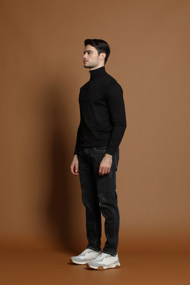 **소프트 반집업 니트 M-QNIT50**은 남성용 상의로, 가을과 겨울에 착용하기 좋은 두꺼운 두께감의 니트 소재 반집업 스타일입니다. 블랙 컬러의 무지 디자인과 레귤러핏, 긴소매 기장으로 베이직하고 미니멀한 스타일을 연출합니다. 부드러운 촉감의 니트는 편안한 착용감을 선사하며, 반집업 디테일이 특징입니다. 일상복으로 활용하기 좋으며, 미니멀, 클래식한 스타일을 선호하는 남성에게 적합합니다.
