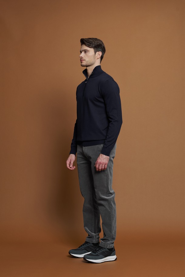 소프트 반집업 니트 M-QNIT50은 부드러운 촉감의 비스코스, 폴리에스터 혼방 소재로 제작된 남성용 상의입니다. 캐주얼 및 베이직 스타일로, 데일리 및 이너웨어로 활용하기 좋습니다. 슬림핏에 긴소매, 반집업 네크라인, 골지 패턴으로 디자인되어 안정적인 실루엣을 연출합니다. 신축성이 뛰어나 편안한 착용감을 제공하며, 출근룩, 모임룩 등 다양한 TPO에 활용할 수 있습니다. 블랙, 다크그레이, 라이트그레이, 네이비, 화이트 5가지 다채로운 컬러 옵션으로 만나보세요.
