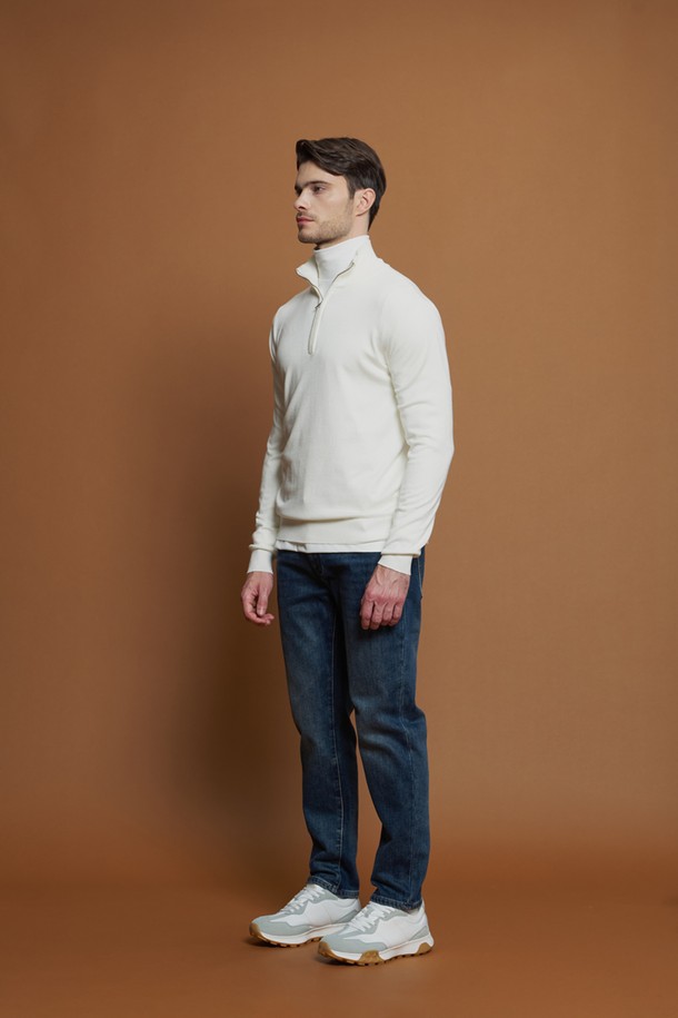 **소프트 반집업 니트 M-QNIT50**은 부드러운 촉감의 비스코스와 폴리에스터 혼방 소재로 제작되어 편안한 착용감을 선사합니다. 슬림핏으로 디자인되어 캐주얼하면서도 베이직한 스타일을 연출하며, 골지 패턴으로 안정적인 실루엣을 완성합니다. 반집업 네크라인과 긴 소매 기장으로 다양한 계절에 활용 가능하며, 신축성이 좋아 활동성을 높였습니다. 출근룩, 겨울 데일리룩 등 미니멀하고 클래식한 스타일을 연출하고 싶을 때 적합합니다.
블랙, 다크그레이, 라이트그레이, 네이비, 화이트 등 5가지 색상으로 출시되어 폭넓은 선택이 가능합니다.
