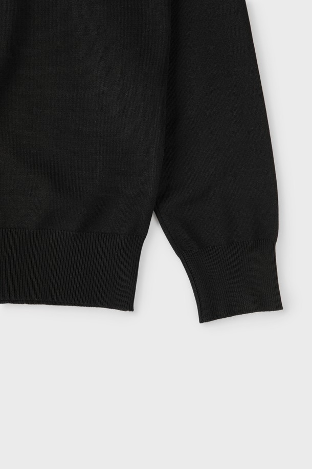 비스코스 혼방 라운드 니트 M-QNIT51은 부드러운 촉감의 비스코스 75%, 폴리에스터 25% 혼방 소재로 제작된 긴소매 라운드 넥 니트입니다. 슬림핏으로 몸에 자연스럽게 맞는 실루엣을 선사하며, 골지 패턴이 특징입니다. 간절기, 여름, 겨울 등 다양한 계절에 활용 가능하며, 데일리룩이나 이너로 착용하기 좋습니다. 블랙, 다크그레이, 라이트그레이, 네이비, 화이트 등 다양한 컬러로 출시되어 출근룩, 소개팅룩, 미니멀, 캐주얼, 클래식 스타일 모두 연출 가능합니다. 특히, 데님 팬츠와 함께 코디하면 단정하면서도 세련된 스타일을 완성할 수 있습니다.
