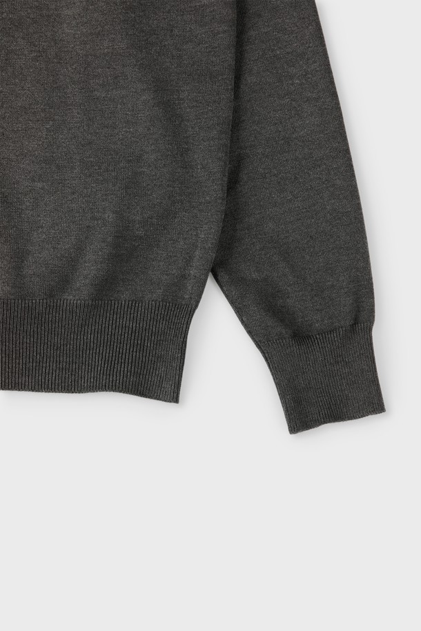 **비스코스 혼방 라운드 니트 M-QNIT51**

부드러운 촉감과 슬림핏으로 편안한 착용감을 선사하는 비스코스 혼방 라운드 니트입니다. 데일리룩, 이너웨어로 활용하기 좋으며, 간절기, 여름, 겨울까지 폭넓게 착용 가능합니다. 베이직하고 캐주얼한 스타일로 출근룩, 오피스룩에도 잘 어울립니다. 골지 패턴과 긴 소매, 라운드넥 디자인이 특징이며, 신축성이 좋아 활동성을 높였습니다. 블랙, 다크그레이, 라이트그레이, 네이비, 화이트 5가지 컬러로 만나보세요.
