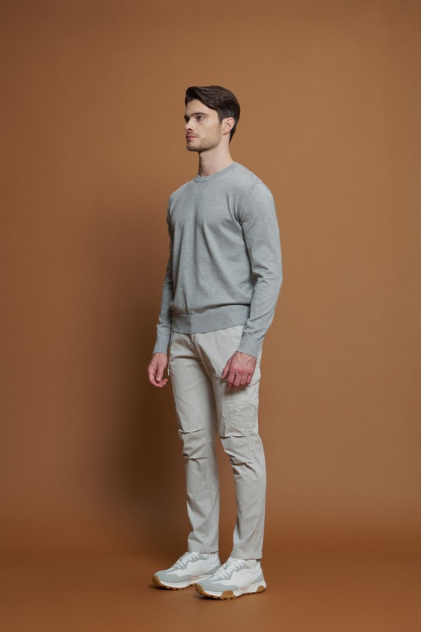 남성용 비스코스 혼방 라운드 니트 M-QNIT51입니다. 부드러운 촉감과 슬림핏으로 제작되어 데일리룩, 출근룩, 겨울 데일리룩 등 다양한 TPO에 활용하기 좋습니다. 베이직, 캐주얼, 미니멀, 클래식 스타일을 아우르며, 라운드넥과 긴소매 디자인으로 어떤 옷에도 쉽게 매치할 수 있습니다. 비스코스, 폴리에스터 혼방 소재에 골지 패턴과 신축성, 단정한 실루엣을 더해 편안하면서도 세련된 룩을 연출합니다. 블랙, 다크그레이, 라이트그레이, 네이비, 화이트 등 5가지 색상으로 출시되어 폭넓은 선택이 가능합니다.
