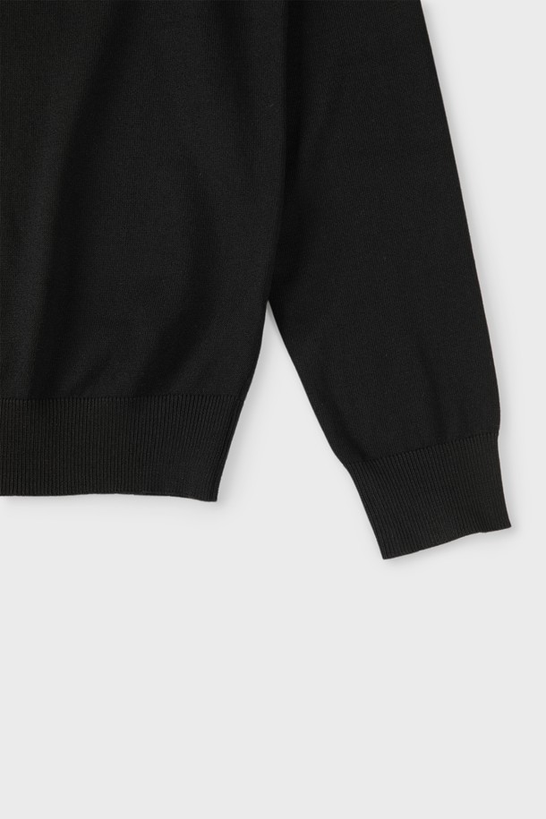 **반집업 폴로 니트 M-QNIT52**

부드러운 촉감의 비스코스, 폴리에스터 혼방 소재로 제작된 반집업 폴로 니트입니다. 슬림핏으로 디자인되어 깔끔한 실루엣을 연출하며, 데일리 및 이너 스타일링에 활용하기 좋습니다. 간절기, 여름, 겨울 등 다양한 계절에 착용 가능하며, 활용도 높은 화이트, 그레이, 네이비, 차콜, 블랙 컬러로 구성되었습니다. 클래식, 베이직 무드를 연출하며, 오피스룩, 비즈니스 캐주얼 스타일에도 잘 어울립니다. 골지 패턴과 긴 소매 기장으로 디자인되어 세련된 느낌을 줍니다.
