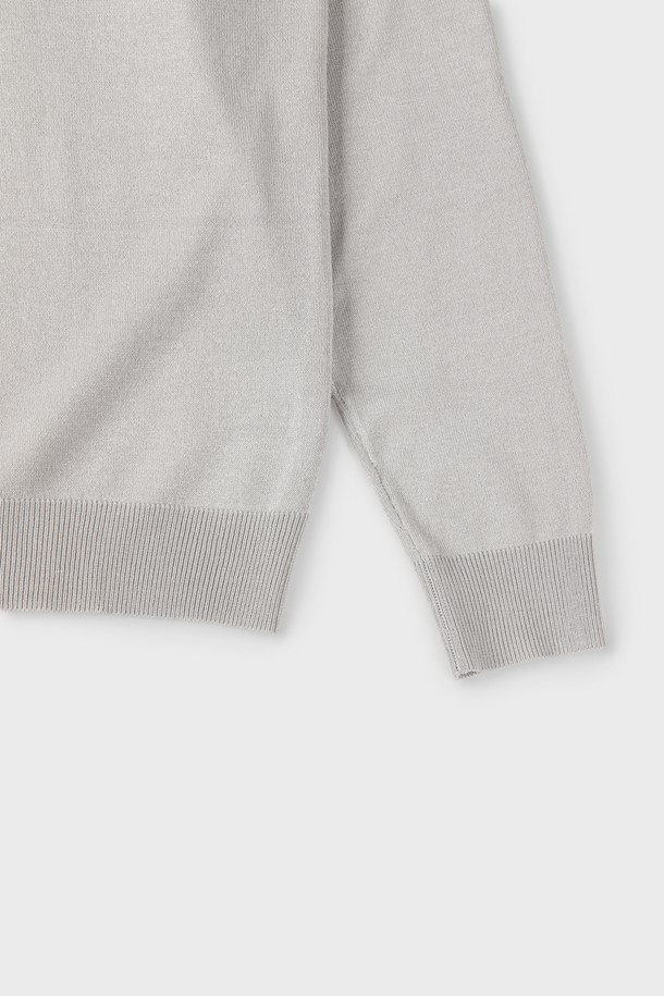 **반집업 폴로 니트 M-QNIT52**는 비스코스 82%와 폴리에스터 18% 혼방 소재로 제작되어 부드러운 촉감과 편안한 착용감을 선사합니다. 클래식한 카라 디자인과 반집업 디테일이 돋보이며, 슬림핏으로 디자인되어 출근룩과 비즈니스 캐주얼에 적합합니다. 골지 마감으로 안정적인 실루엣을 연출하며, 다양한 체형에 잘 어울립니다. 화이트, 그레이, 네이비, 차콜, 블랙 등 5가지 기본 컬러로 출시되어 미니멀하고 캐주얼한 스타일을 완성합니다. 여름, 간절기, 겨울까지 폭넓게 활용 가능한 긴소매 니트입니다.
