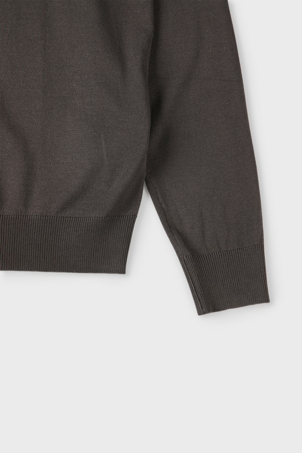 **반집업 폴로 니트 M-QNIT52**

클래식과 캐주얼 무드를 넘나드는 반집업 폴로 니트입니다. 비스코스와 폴리에스터 혼방 소재로 제작되어 부드러운 촉감과 신축성을 제공합니다. 슬림핏 디자인에 골지 패턴으로 마감하여 안정적인 실루엣을 연출하며, 데일리룩 또는 이너로 활용하기 좋습니다. 출근룩, 비즈니스 캐주얼 등 다양한 TPO에 맞춰 활용 가능하며, 화이트, 그레이, 네이비, 차콜, 블랙 5가지 컬러로 만나보세요. 클래식한 카라 디자인으로 세련된 스타일을 완성합니다.
