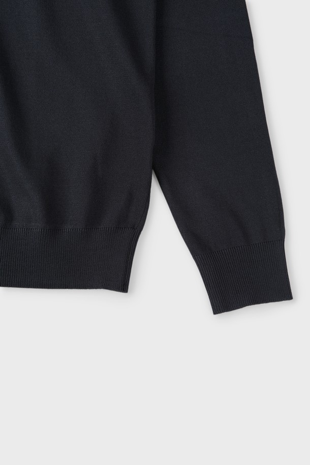 "반집업 폴로 니트 M-QNIT52"는 부드러운 촉감의 비스코스와 폴리에스터 혼방 소재로 제작된 남성용 반집업 폴로 니트입니다. 슬림핏 디자인에 긴 소매와 골지 패턴, 클래식한 카라 디자인이 특징이며, 다양한 스타일 연출이 가능합니다. 화이트, 그레이, 네이비, 차콜, 블랙 등 5가지의 다채로운 컬러로 출시되어 취향에 맞게 선택할 수 있습니다. 데일리룩, 이너웨어뿐만 아니라 출근룩, 비즈니스 캐주얼에도 활용하기 좋은 활용도 높은 아이템입니다. 신축성이 좋아 편안한 착용감을 선사합니다.
