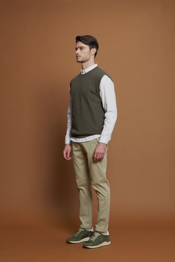 면 혼방 와플 니트 베스트 M-QNIT60은 카키와 그레이 두 가지 색상으로 출시된 간절기용 베스트입니다. 부드러운 촉감의 면과 폴리에스터 혼방 소재로 제작되었으며, 캐주얼하고 베이직한 스타일을 연출합니다. 슬림핏 크루넥 디자인에 민소매 형태로, 와플 패턴이 돋보이는 제품입니다. 골지 마감 처리와 레이어드 스타일링이 용이하여 다양한 TPO(동네 마실룩, 카페룩)에 활용할 수 있습니다.
