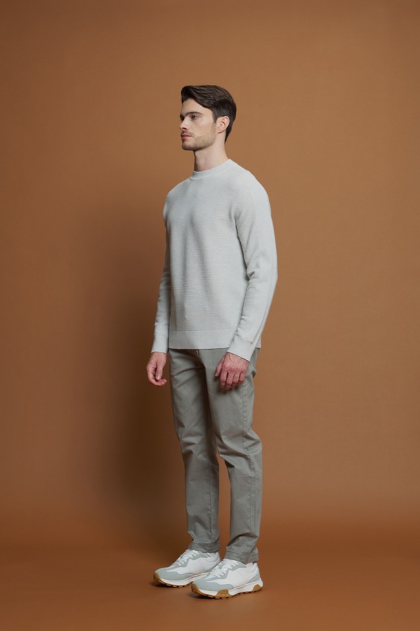 **골지 크루넥 니트 M-QNIT59**는 부드러운 촉감의 비스코스, 폴리에스터, 나일론 혼방 소재로 제작된 남성용 긴소매 니트입니다. 간절기와 겨울에 착용하기 좋으며, 슬림핏의 레귤러 기장으로 제작되었습니다. 데일리룩, 출근룩, 비즈니스 캐주얼 등 다양한 TPO에 활용할 수 있으며, 베이직, 캐주얼, 미니멀 스타일을 연출하기에 적합합니다. 가로 골지 패턴과 소매 라인의 세로 골지 디테일이 돋보이며, 크루넥 디자인으로 단정하고 세련된 느낌을 줍니다. 두께감이 있어 겨울철 이너로 활용하기 좋습니다.
