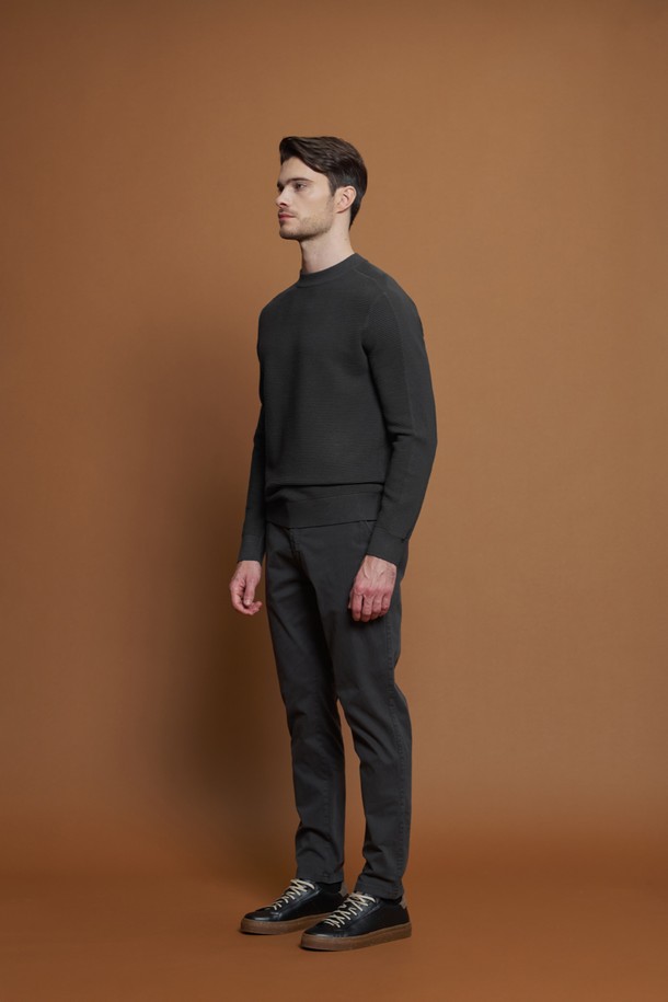 세련된 남성 패션을 완성할 골지 크루넥 니트 M-QNIT59 그레이 컬러입니다. 부드러운 촉감의 비스코스, 폴리에스터, 나일론 혼방 소재로 제작되어 편안한 착용감을 선사합니다. 가을과 겨울, 데일리 및 이너웨어로 활용하기 좋으며, 슬림핏 디자인과 가로 골지 패턴이 돋보입니다. 소매 라인의 세로 골지 패턴과 뛰어난 신축성으로 활동성을 높였으며, 캐주얼, 미니멀, 클래식 스타일의 출근룩과 겨울 데일리룩에 매치하기 좋습니다.
