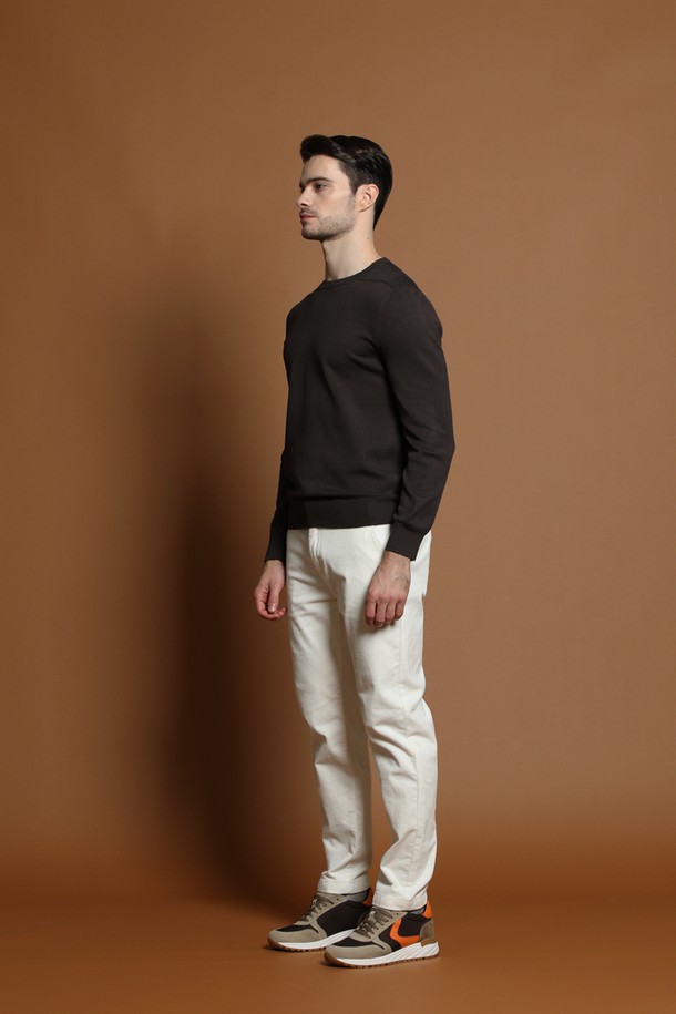 남성용 비스코스 블렌드 라운드 니트 M-QNIT58입니다. 부드러운 촉감의 비스코스 블렌드 소재로 제작되어 봄, 가을 시즌에 착용하기 좋습니다. 베이직하고 미니멀한 스타일로 출근룩, 비즈니스 캐주얼에 활용하기 좋으며, 레귤러핏과 긴 소매 기장으로 편안한 착용감을 선사합니다. 라운드넥 디자인에 무지 패턴의 블랙 컬러로 어떤 하의와도 쉽게 매치할 수 있습니다. 얇은 두께감으로 간절기 레이어드 연출에도 용이합니다.
