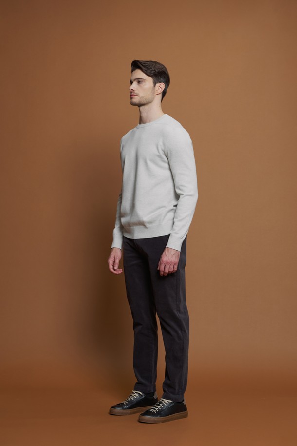 **비스코스 블렌드 라운드 니트 M-QNIT58**은 부드러운 촉감과 신축성을 갖춘 남성용 라운드넥 니트입니다. 가을, 겨울에 데일리룩으로 활용하기 좋으며, 캐주얼, 미니멀, 클래식 스타일을 연출할 수 있습니다. 브라운과 그레이 두 가지 색상으로 출시되었으며, 슬림핏으로 제작되어 세련된 실루엣을 선사합니다. 비스코스, 폴리에스터, 폴리아미드의 혼방 소재로 제작되어 가볍고 편안하며 어깨 부분의 골지 디테일이 특징입니다. 긴 소매 기장과 레귤러 기장으로 다양한 하의와 매치하여 스타일리시한 겨울 코디를 완성할 수 있습니다.
