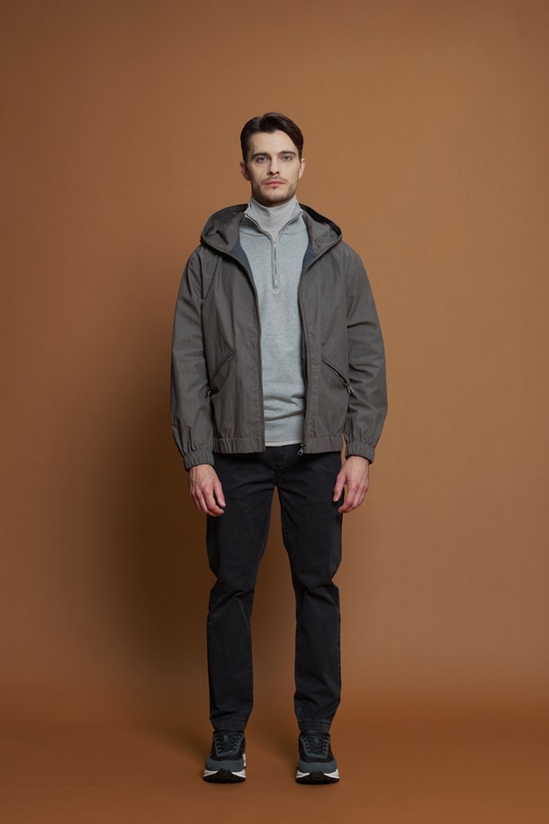 빈티지 워싱 후드 점퍼 M-QCJP61은 남성용 후드 점퍼입니다. 차콜 색상으로, 봄, 가을 간절기에 일상, 산책, 여행 등 다양한 TPO에 활용하기 좋습니다. 캐주얼, 미니멀 스타일을 연출하기 좋으며, 무지 패턴에 레귤러 핏으로 제작되었습니다. 가볍고 얇은 면, 폴리에스터 혼방 소재로 제작되었으며, 매쉬 안감과 지퍼 여밈, 후드 일체형 디자인이 특징입니다. 소매 로고 디테일이 돋보이는 긴소매 후드 점퍼입니다.
