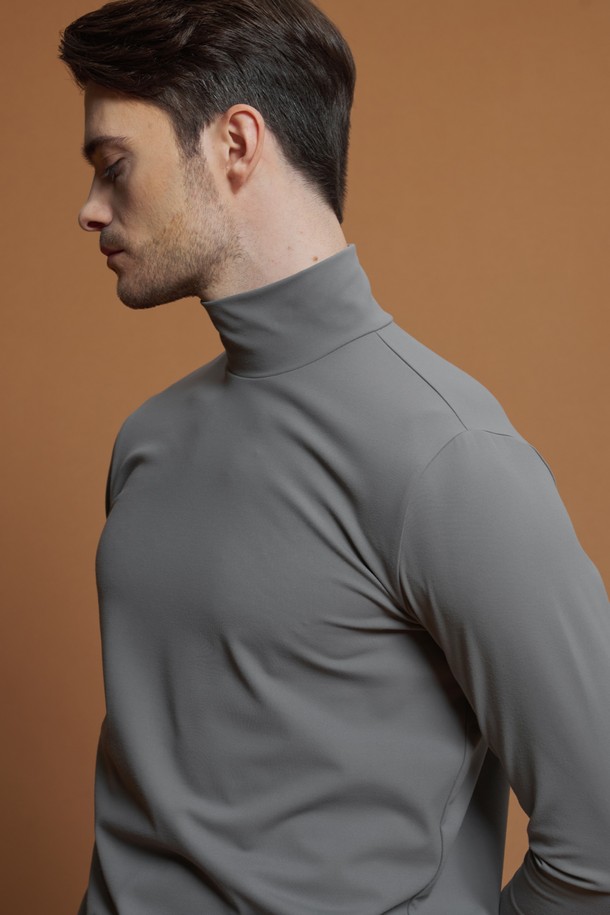 "에센셜 츄잉 반목 티셔츠 D-QTEE56"은 미니멀하고 베이직한 스타일의 공용 반목 티셔츠입니다. 다크그레이, 라이트그레이, 아이보리 세 가지 색상으로 출시되었으며, 가을/겨울 시즌에 적합합니다. 슬림핏에 두꺼운 두께감으로 제작되어 보온성을 높였으며, 부드러운 촉감과 신축성을 제공합니다. 데일리룩, 집콕룩, 출근룩 등 다양한 TPO에 활용 가능하며, 이너웨어 또는 단독 착용, 레이어링 모두 용이합니다. 나일론과 스판 소재 혼방으로 제작되어 편안한 착용감을 선사합니다.
