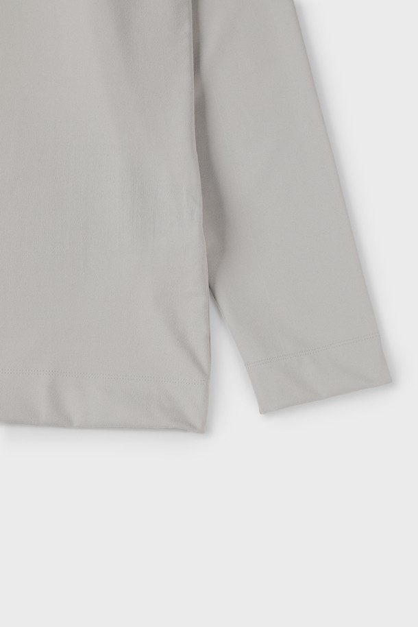 **에센셜 츄잉 반목 티셔츠 D-QTEE56**은 미니멀한 스타일의 슬림핏 긴소매 티셔츠입니다. 부드러운 촉감의 나일론, 스판 혼방 소재로 제작되어 간절기와 겨울에 착용하기 좋습니다. 하프넥 디자인에 무지 패턴으로, 다크그레이, 라이트그레이, 아이보리 세 가지 색상으로 만나보실 수 있습니다. 신축성이 있어 편안하며, 단독 또는 레이어드하여 다양한 스타일을 연출할 수 있습니다. 데일리룩, 이너웨어로 활용하기 좋은 실용적인 아이템입니다.
