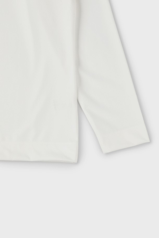 "에센셜 츄잉 반목 티셔츠 D-QTEE56"은 가을과 겨울, 데일리룩과 이너웨어로 활용하기 좋은 티셔츠입니다. 다크그레이, 라이트그레이, 아이보리 세 가지 색상으로 출시되어 미니멀한 스타일을 연출하기 용이합니다. 나일론과 스판 혼방의 탄력 있는 원단으로 제작되어 부드러운 촉감을 선사하며, 슬림핏과 반목 디자인으로 시크하고 클래식한 분위기를 더합니다. 단독 또는 레이어링하여 사계절 내내 활용 가능하며, 겨울철 출근룩으로도 손색없습니다.
