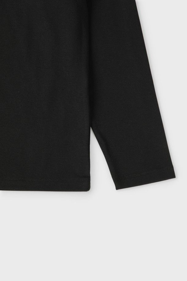 베이직 라운드 티셔츠 D-QTEE55는 부드러운 면 소재로 제작되어 편안한 착용감을 선사합니다. 라운드넥 디자인에 긴 소매 기장으로, 미니멀, 캐주얼, 클래식 스타일을 연출하기 좋습니다. 아이보리, 그레이, 블랙, 차콜 4가지 색상으로 출시되어 다양한 스타일에 매치하기 용이합니다. 레귤러 슬림핏으로 깔끔하게 떨어지는 핏을 자랑하며, V 스티치 디테일이 돋보입니다. 신축성이 좋아 활동성이 뛰어나 집콕룩으로도 적합합니다.
