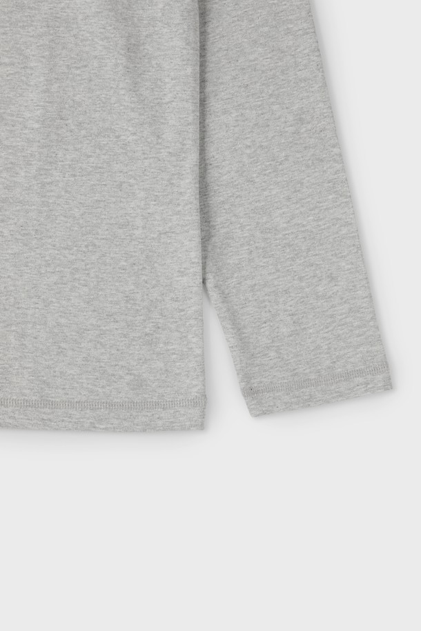 베이직 라운드 티셔츠 D-QTEE55는 데일리룩에 활용하기 좋은 긴소매 티셔츠입니다. 아이보리, 그레이, 블랙, 차콜 4가지의 기본 컬러로 출시되어 어떤 스타일에도 잘 어울립니다. 면 소재로 제작되어 부드러운 촉감을 제공하며, 신축성이 좋아 편안한 착용감을 선사합니다. 레귤러슬림핏 디자인과 라운드넥, V 스티치 패턴으로 미니멀, 캐주얼, 클래식 등 다양한 스타일을 연출할 수 있습니다. 사계절 내내 활용 가능한 실용적인 아이템입니다.
