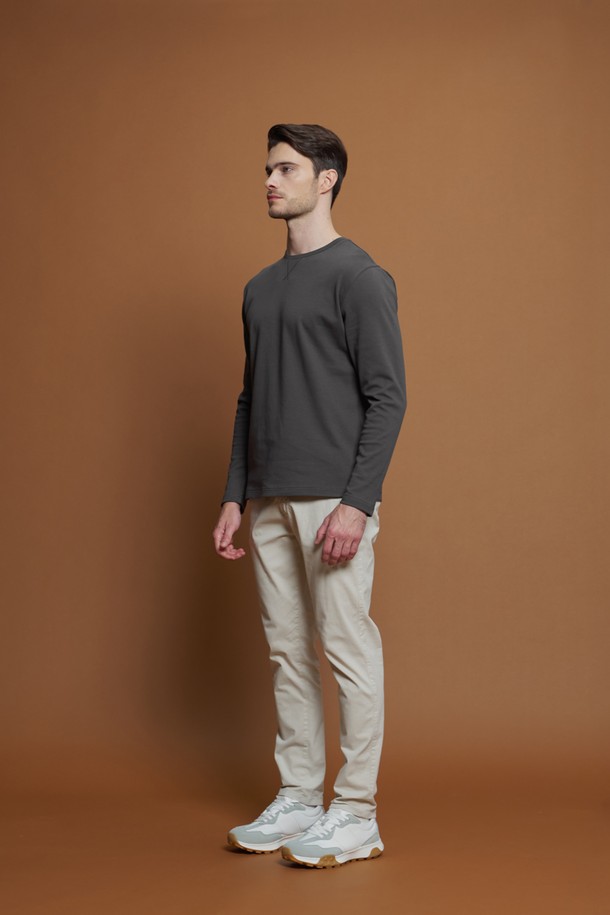 베이직 라운드 티셔츠 D-QTEE55는 남성을 위한 데일리 상의입니다. 아이보리, 그레이, 블랙, 차콜 네 가지 색상으로 출시되었으며, 간절기와 겨울에도 착용 가능한 긴소매 디자인입니다. 면 소재로 제작되어 부드러운 촉감을 자랑하며, 레귤러슬림핏으로 제작되어 편안한 착용감을 선사합니다. 베이직 스타일의 라운드넥 티셔츠로, V 스티치 패턴이 은은한 포인트를 더합니다. 신축성이 좋아 다양한 스타일의 아이템과 매치하여 미니멀, 클래식, 캐주얼 룩을 연출할 수 있습니다.
