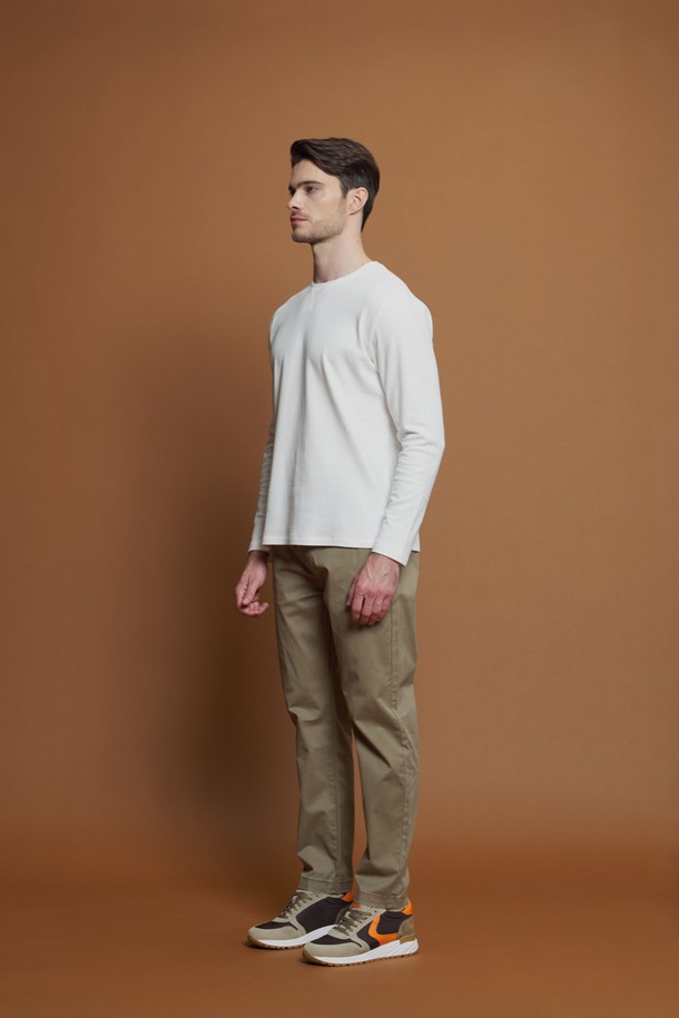 베이직 라운드 티셔츠 D-QTEE55는 남성을 위한 데일리웨어로, 미니멀, 클래식, 캐주얼 스타일을 추구하는 분들께 적합합니다. 아이보리, 그레이, 블랙, 차콜 4가지 색상으로 출시되었으며, 여름, 간절기, 겨울까지 활용 가능합니다. 면 소재의 레귤러핏 긴소매 티셔츠로, 부드러운 촉감과 신축성, V 스티치 패턴이 특징입니다. 라운드넥 디자인으로 집콕룩, 출근룩 등 다양한 TPO에 단독 또는 레이어드하여 활용할 수 있습니다.
